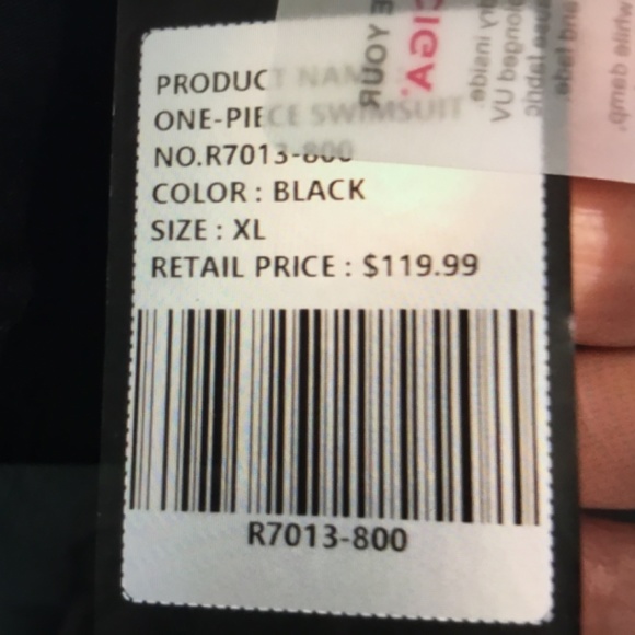 Shapely black bathing suit - Picture 3 of 4